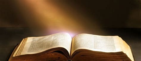Open Bijbel met licht dat erop schijnt