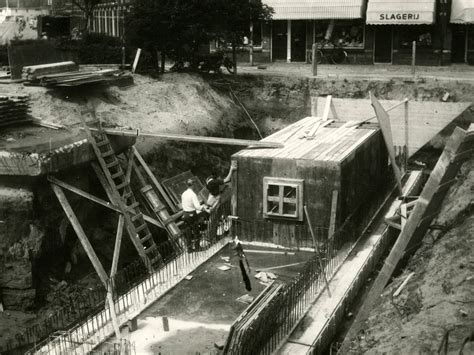 Illustratie van een ondergrondse schuilkelder uit de Tweede Wereldoorlog.
