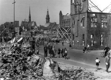 Foto van de verwoestingen in Venlo na een bombardement.