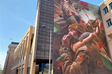 Muurschildering ter nagedachtenis aan oud-leerlingen die omkwamen tijdens de bezetting