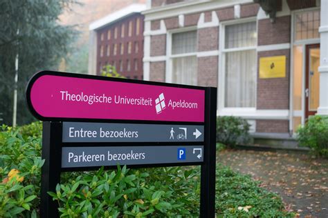 Een afbeelding van de Theologische School van de CGK in Apeldoorn