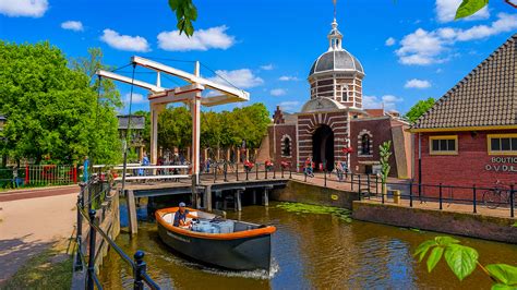 Middelburgse grachten met boten en historische gebouwen