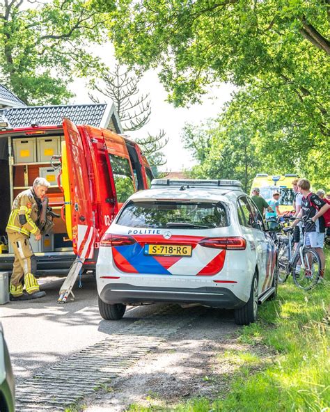 Foto van fietsen en winkelkarretjes die uit het water worden gevist