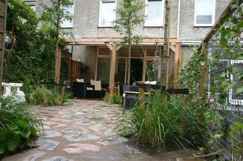 Overzicht van de tuin van Ds. van Petegemstraat 22 met tuinhuis