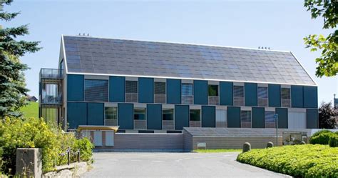 Foto van de gevel van Ds. van Petegemstraat 32 met zonnepanelen