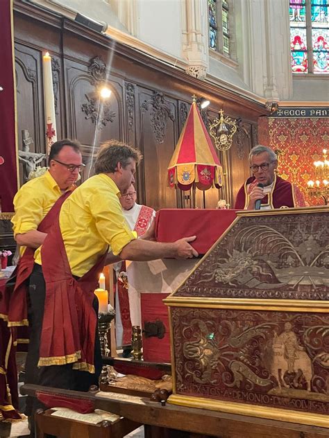 Gedetailleerde foto van het schrijn van Sint-Lambertus