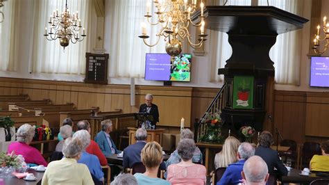 Illustratie van een kerkdienst met een predikant en kerkenraad