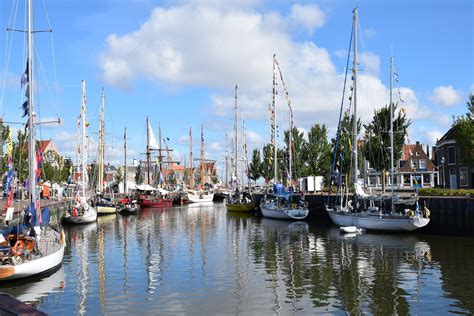 Een oude prent van de stad Harlingen met de haven