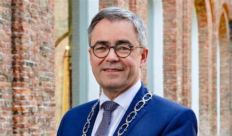 Foto van de petitieoverhandiging aan de burgemeester van Haarlem.