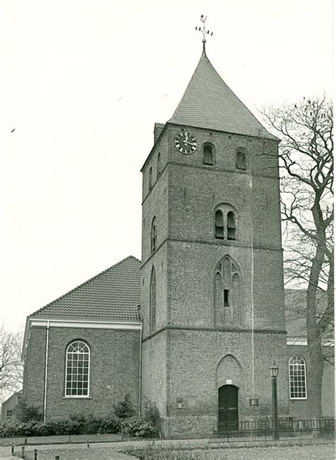Interieurfoto van de Hervormde Kerk Den Ham met focus op de preekstoel en banken
