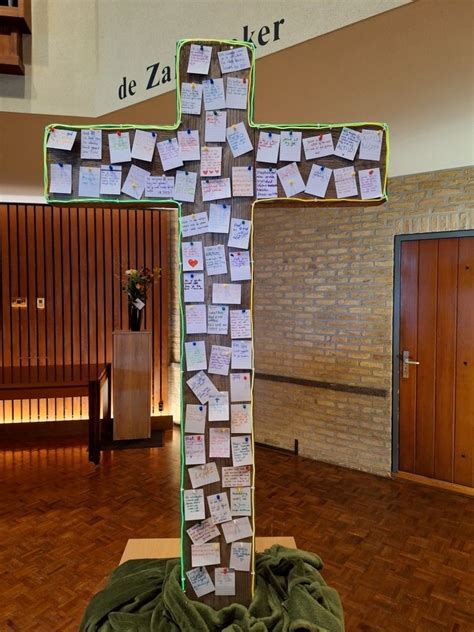 Illustratie van de Ichthuskerk met de VIS op de toren