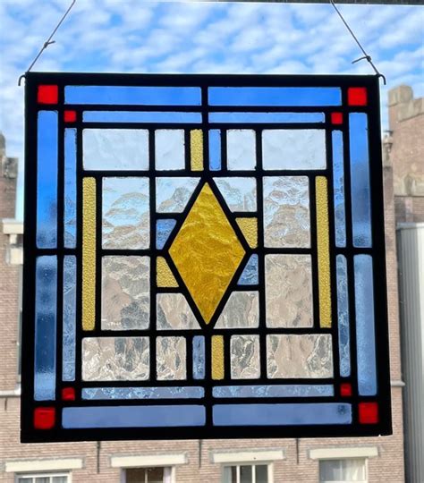 details van een glas-in-loodraam ontworpen door drs. P.H.G.C. Kok