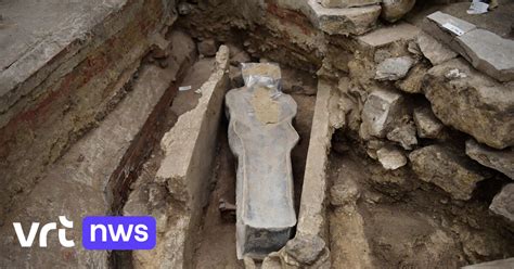 Archeologische opgravingen in de Sint-Servaasbasiliek met zichtbare fundamenten