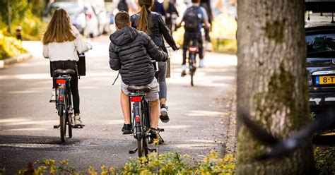 Het dorpsbeeld van Middelharnis met scholieren op fietsen