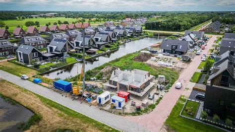Een straatbeeld in een nieuwbouwwijk op Goeree-Overflakkee
