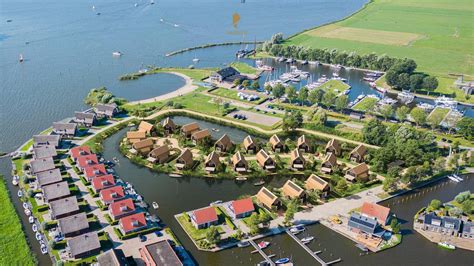 Een overzichtsfoto van de Looiersgrachtkerk, met zijn kenmerkende gevel en ligging aan het water.