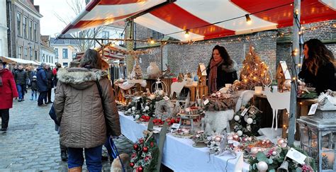 Foto van een gezellige bazaar met kraampjes en bezoekers