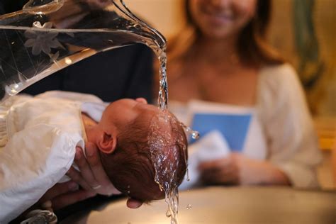 Illustratie van handen die water over een hoofd gieten, symbool van de doop.