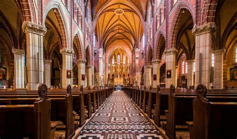 Grafiek die het ledenverlies van de Rooms-Katholieke Kerk in Nederland tussen 2000 en 2015 weergeeft.