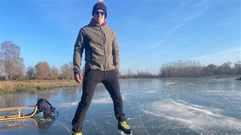 Illustratie van een schaatser in de winterse polder