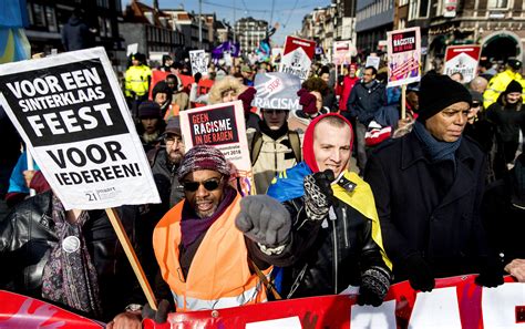 Protestbord met leuzen tegen gebedsgenezing en discriminatie