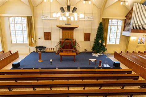 Interieurfoto van de gerenoveerde kerkzaal uit 1977.