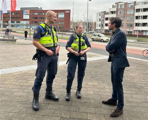 Politieagent in gesprek met burger