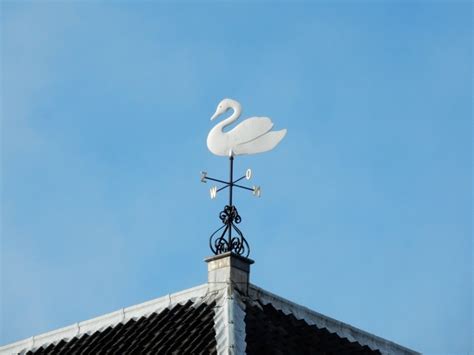 Illustratie van een lutherse kerk met een zwaan als windwijzer op het dak.