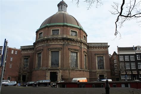 Foto van de Ronde Lutherse Kerk in Amsterdam met de grote zwaan als windwijzer.