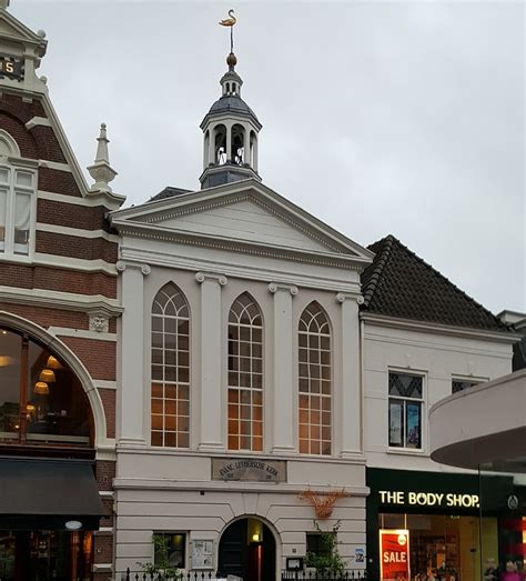 Foto van de Lutherse Kerk in Amersfoort met de zwaan op de toren.