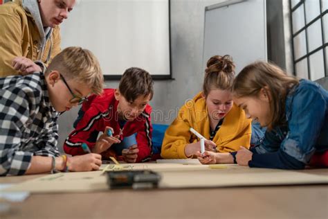 Illustratie van kinderen die samenwerken aan een project, passend bij de thematische werkwijze.