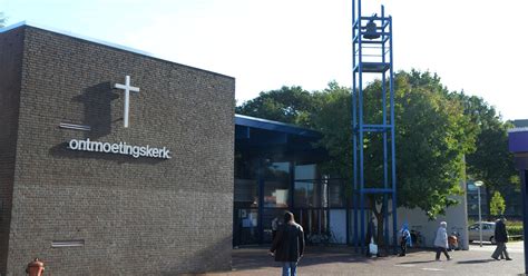 Foto van de Ontmoetingskerk of een interieurfoto van een kerkdienst