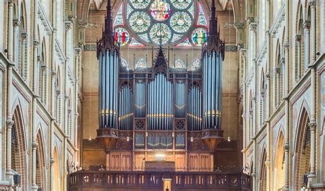 Illustratie van een orgelconcert in een kerk