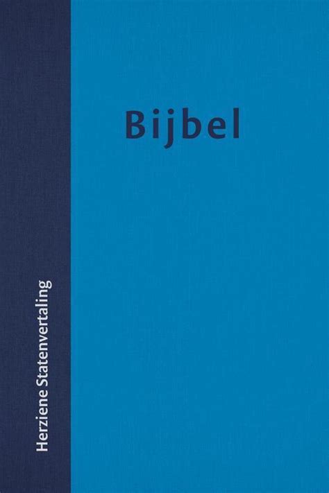 Boekenkast met diverse Bijbeluitgaven, waaronder de Herziene Statenvertaling.