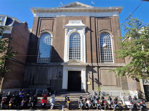 Artistieke impressie van de Lutherse kerk aan de Wolfshoek met zijn fraaie geveldetails en toegangshekwerk.