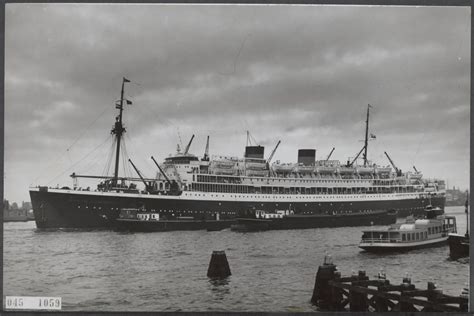 Gravure van Nederlandse emigranten die aan boord gaan van een schip in Rotterdam.