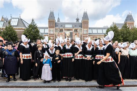 Foto van Nederlandse immigranten in traditionele klederdracht tijdens het Tulip Time Festival in Holland, Michigan.