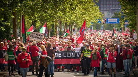 Foto van de demonstratie in Berlijn met politie en demonstranten