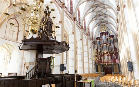 Interieur van de Alexanderkerk met orgel en kerkbanken