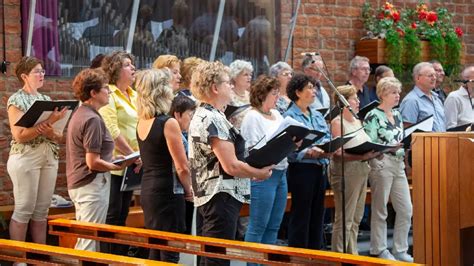 Illustratie van een koor dat zingt tijdens een kerkdienst