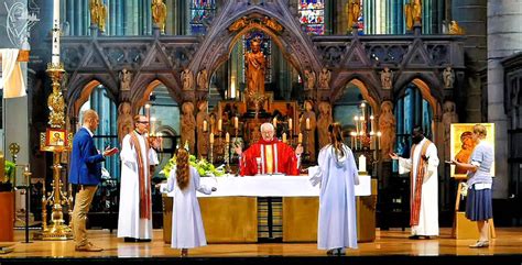 Infographic die de verschillende onderdelen van de eucharistieviering toont, met nadruk op dialogen en acclamaties