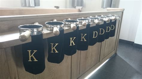 Illustratie van collectezakken in een kerk
