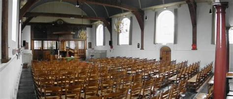 Interieur van de Woudse Dom met preekstoel en koorgedeelte