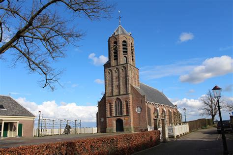 Exterieur van de Woudse Dom met de kenmerkende toren