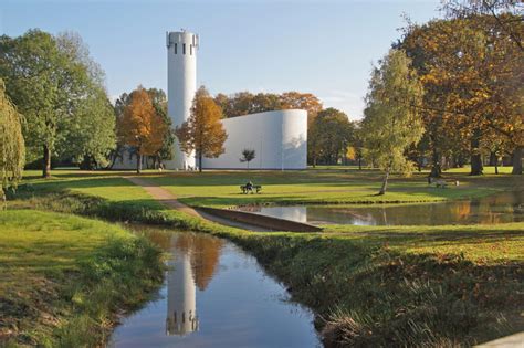 Foto van de Adventskerk in Assen, een gebouw met bijzondere samenwerkingsvormen.