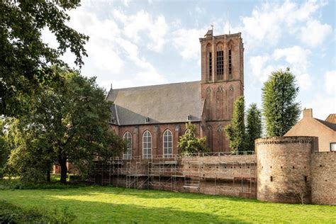 Artistieke impressie van de Christelijke Gereformeerde Kerk in Elburg met de tekst 