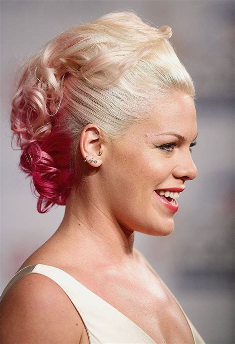 Foto van Pink met roze haar en tatoeages