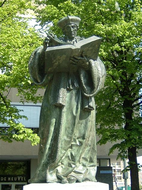 Standbeeld van Erasmus op het Grotekerkplein in Rotterdam, het oudste standbeeld van Nederland dat geen vorst betreft.