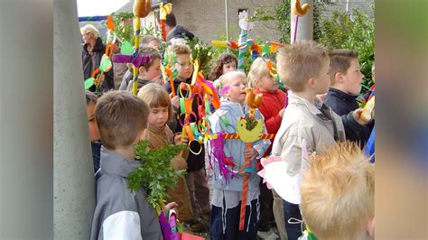 Kinderen die palmpaasstokken versieren