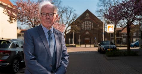 Illustratie van een diaken die hulp verleent aan een kwetsbaar persoon.